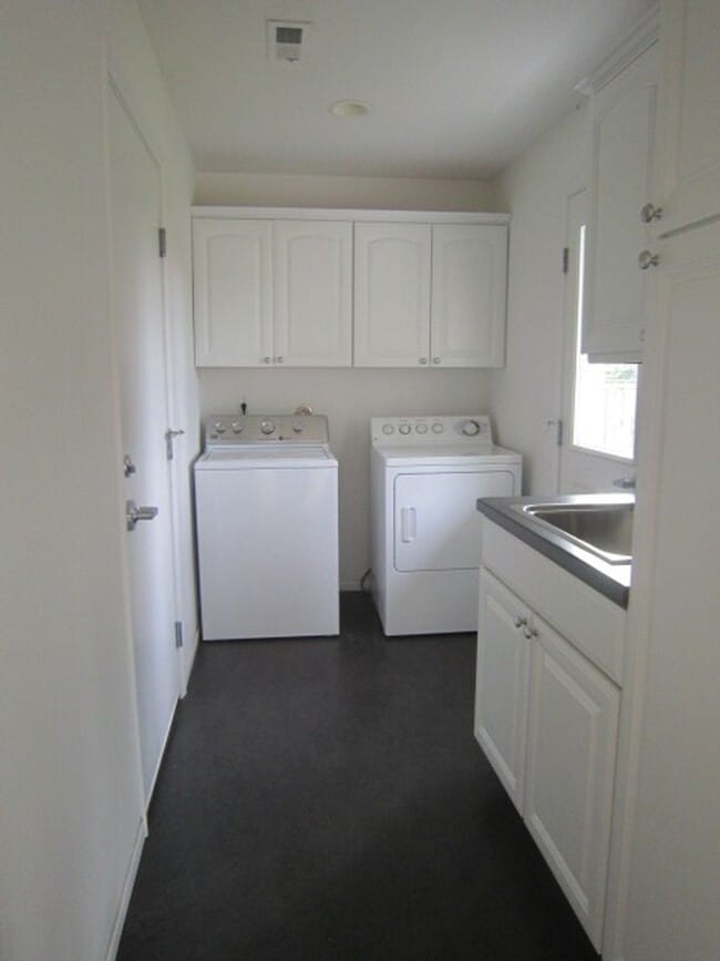 Building Photo - 2 Bed 1 Bath Home in Cedar Hills Neighborh...
