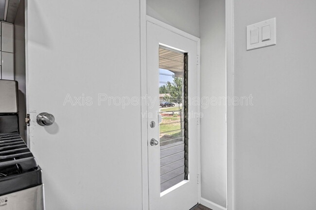 Building Photo - 906 Chula Dr