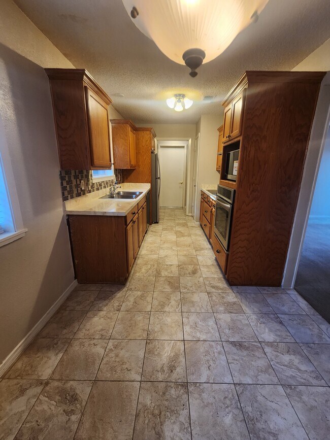 Building Photo - 2425 Kristen Dr