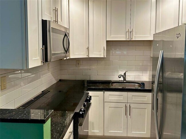 Primary Photo - 530 NE 34th Ct