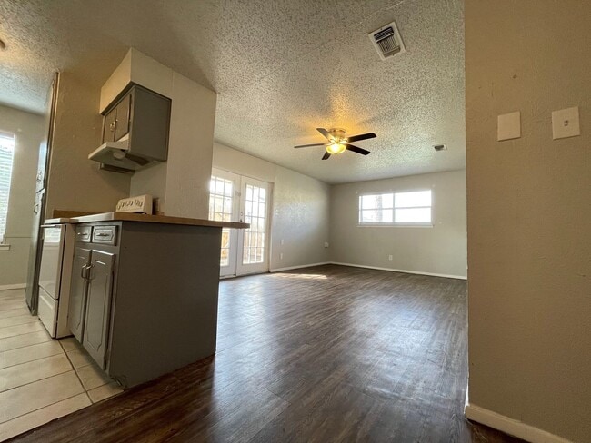 Building Photo - 738 E Pecan St