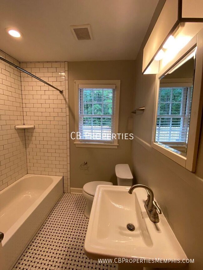 Building Photo - 907 Echles St