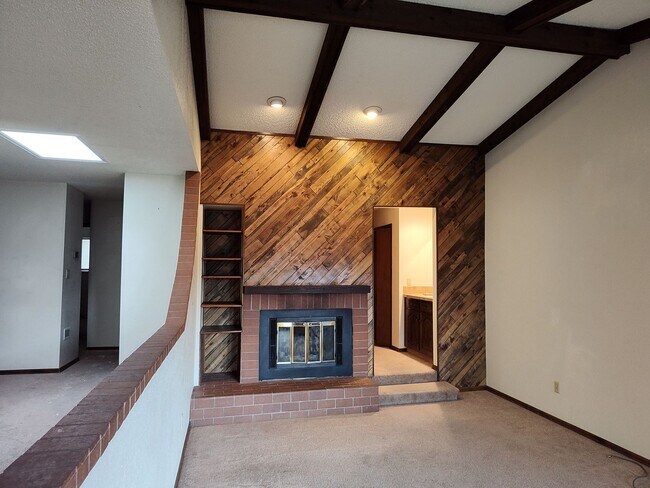 Building Photo - ALL PROSPECTIVE TENANTS MUST SUBMIT A ON L...