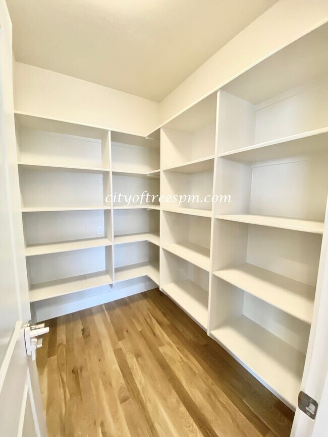Building Photo - BEAUTIFUL 4 bed 2 1/2 Bath Located in Cent...