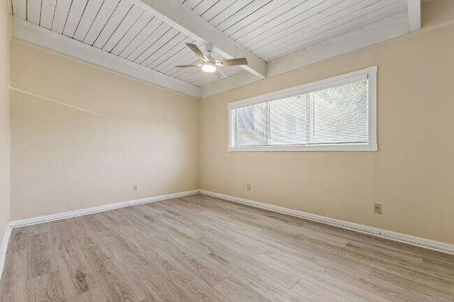 Building Photo - Location, Location, Location! Move-in ready, Offers 2 beds and 1 bed
