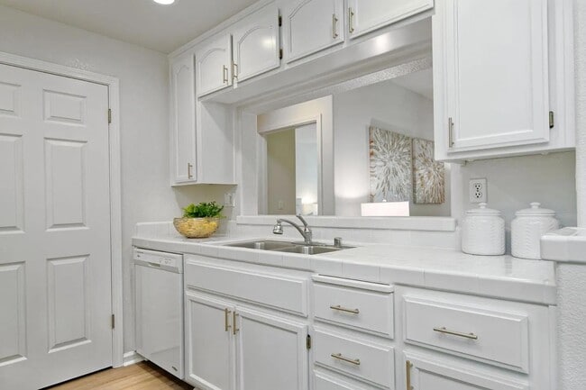 Building Photo - 5947 Lake Hennessy Ct