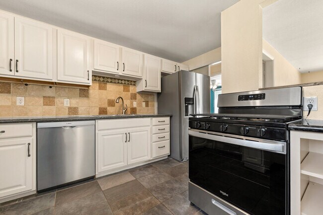 Building Photo - 2140 Robin Dr