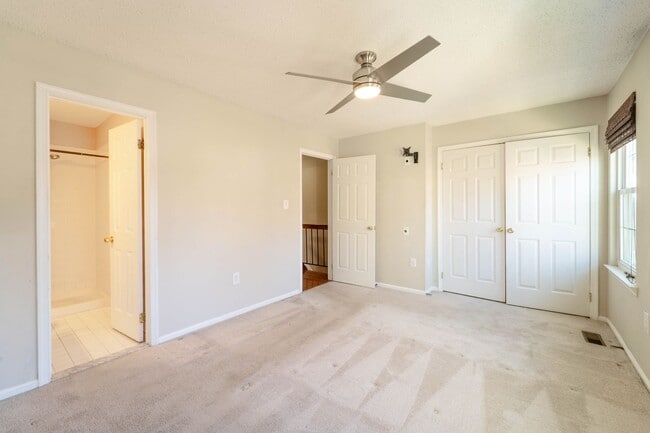 Building Photo - Great 3 BD 3.5 BA Townhome in a great location!