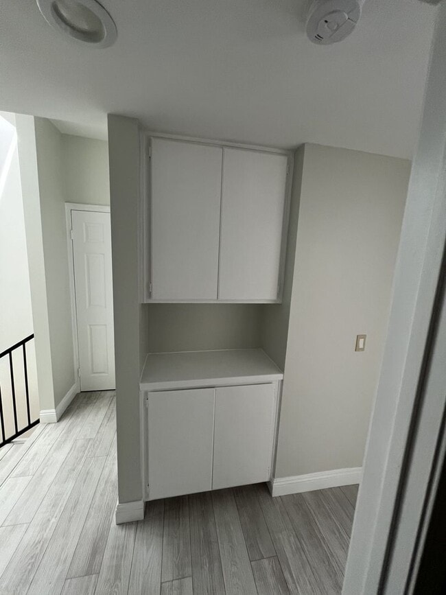 Building Photo - Spacious-Bright 3 Bedroom 2.5 Two story Bathroom Condo