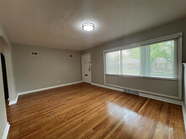 Building Photo - 6911 Pine Ridge Dr