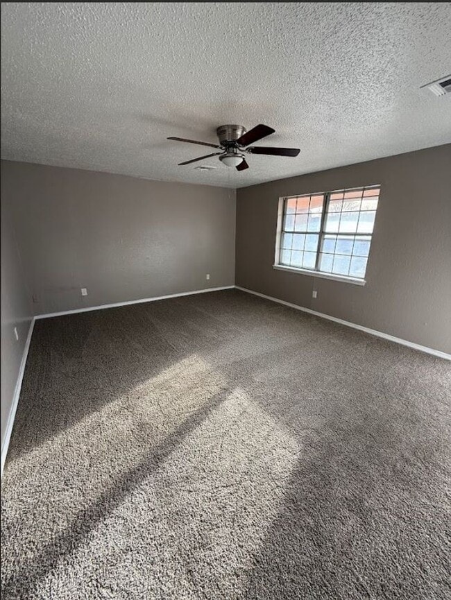 Building Photo - 4 BedroomHome Available!