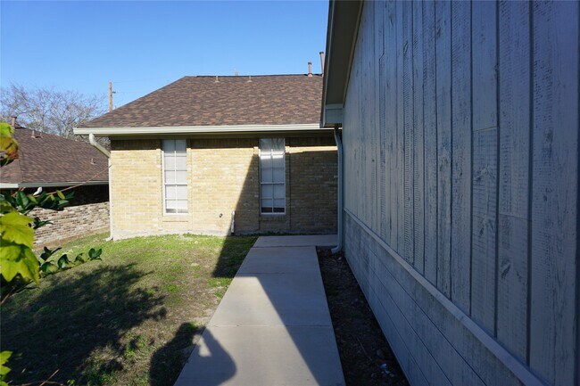 Building Photo - 1915 Normal Park Dr