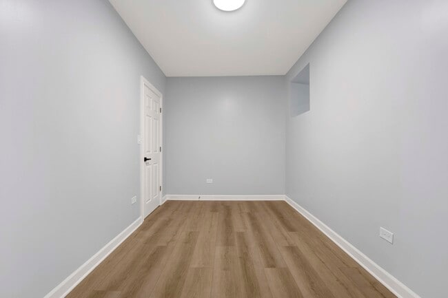 Building Photo - 2329 N Geneva Terrace