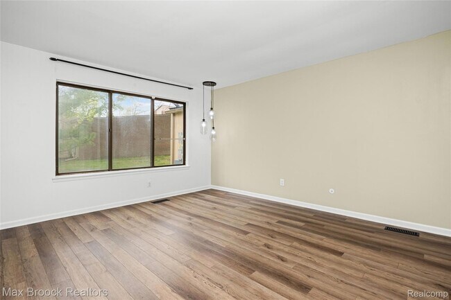 Building Photo - 7432 Azalea Ct