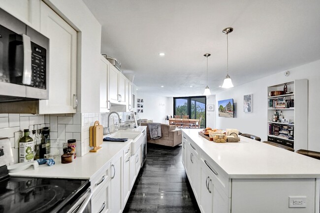 Building Photo - 3800 N Hills Dr