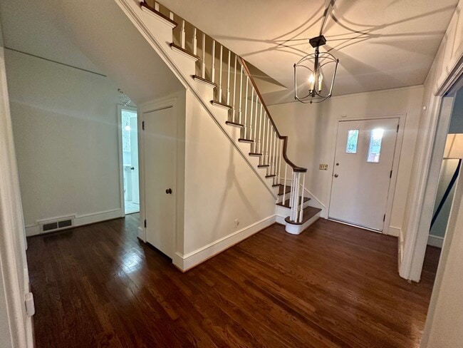 Building Photo - Charming 5 Bedroom Home Close to Everything!