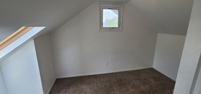 Building Photo - Duluth, MN. 4 bedroom - 1 bath - 1 off street parking - Single Family Home.