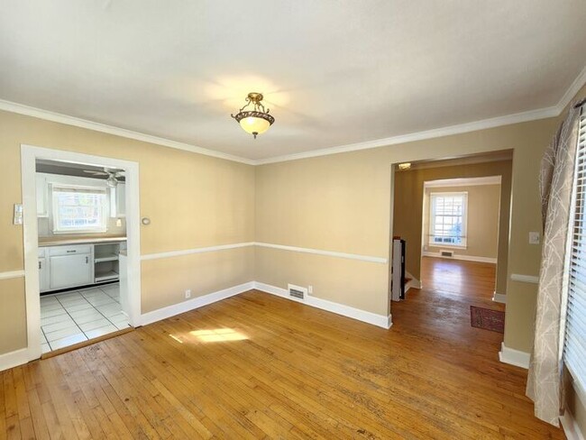 Building Photo - Location! Location! Asheville Rental