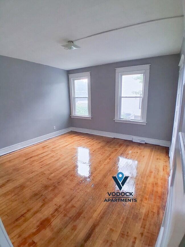 Building Photo - 133 Farmington Ave
