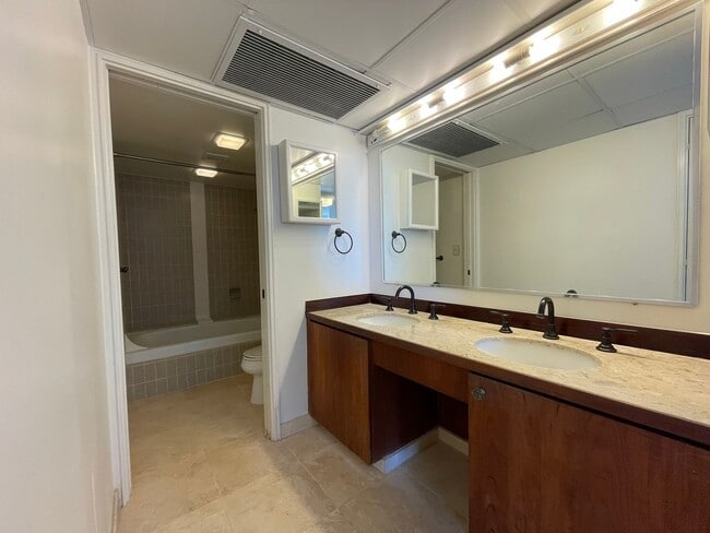 Building Photo - 2412