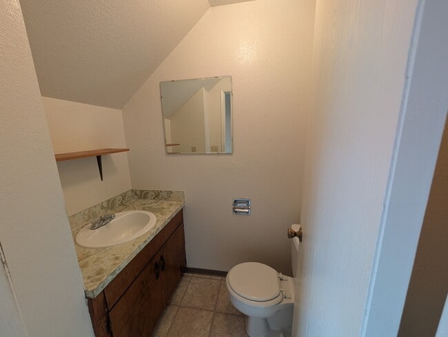 Building Photo - 84 SE Grape Ave