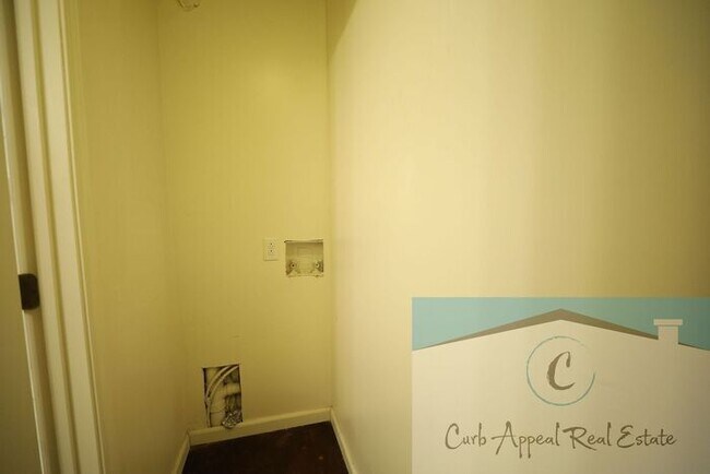 Building Photo - Internet included!! Spacious 1 bed /1 full bath apt - includes washer/dryer