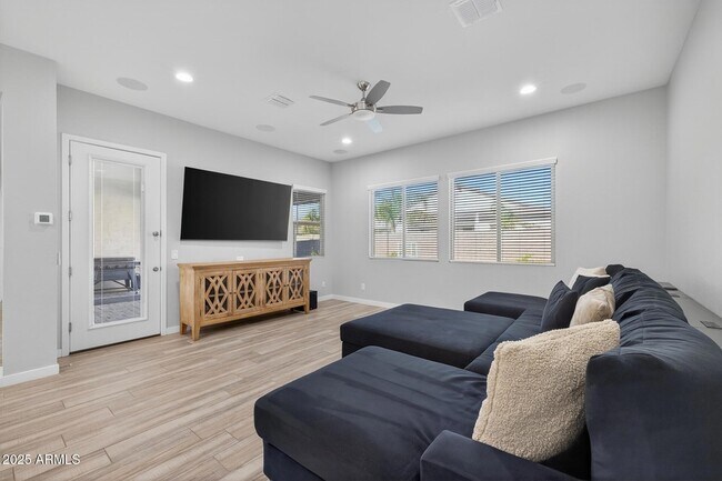 Building Photo - 20194 E Raven Dr