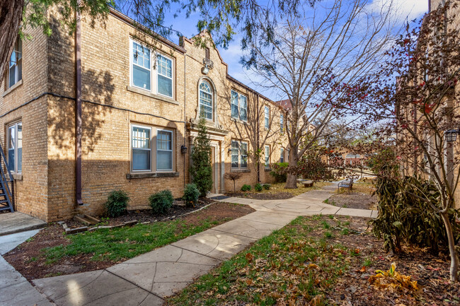 Primary Photo - Windsor Court Apartments