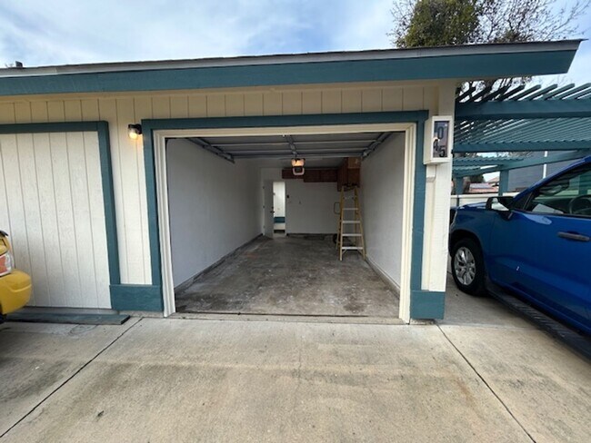 Building Photo - Beautiful Newly Remodeled 2 Bedroom 1.5 Bathroom in SE Visalia!