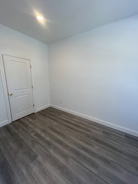 Building Photo - 559 Broadway