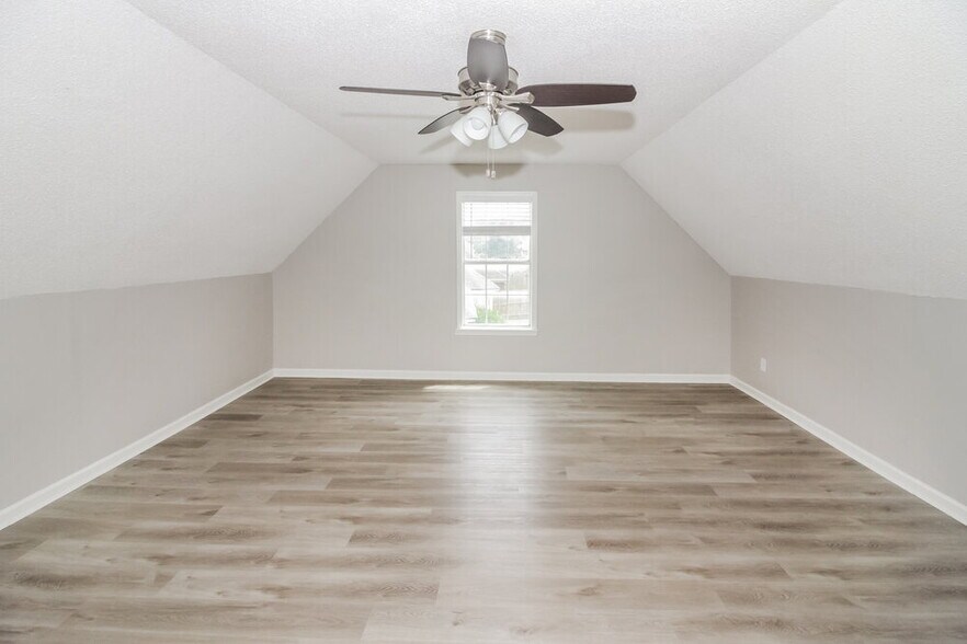 Building Photo - 1115 Scofield Dr