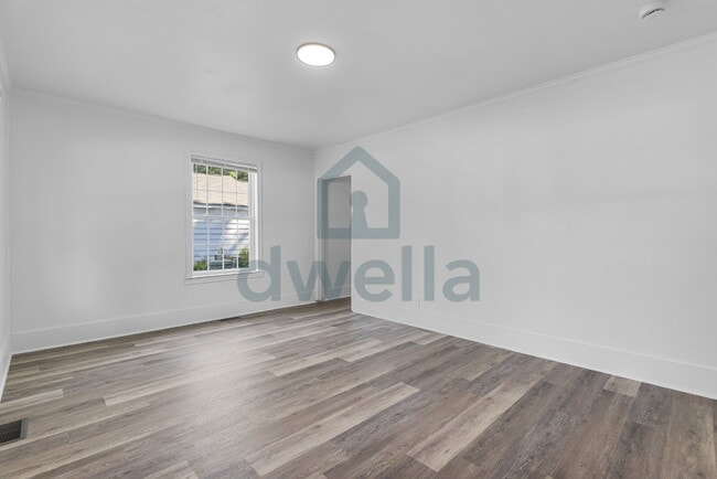 Building Photo - LOCATION, LOCATION, LOCATION!!! 3-Bedroom RENOVATED Rental Home-UNMATCHED CONVENIENCE!