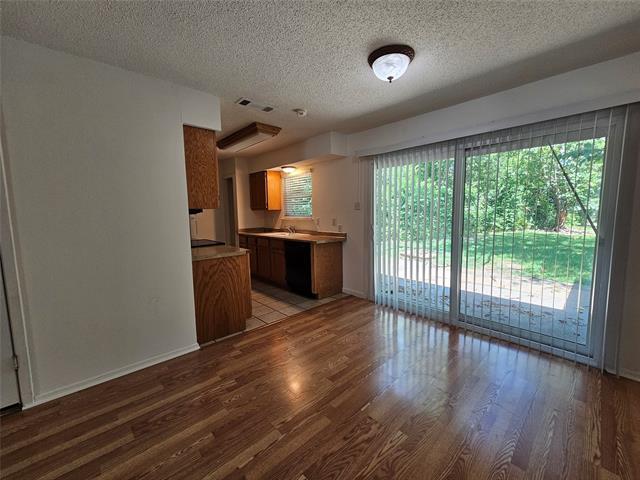 Building Photo - 10377 Country Club Dr