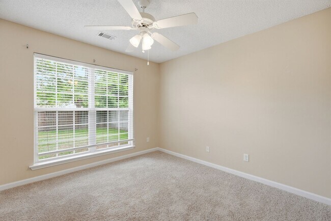 Building Photo - Centrally Located Home in Richmond Hill
