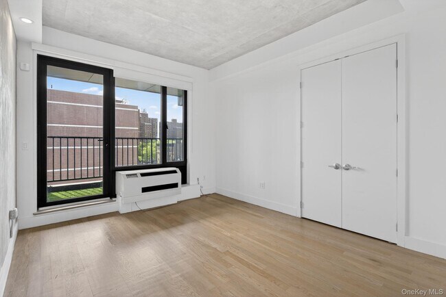 Building Photo - 225 E 138th St