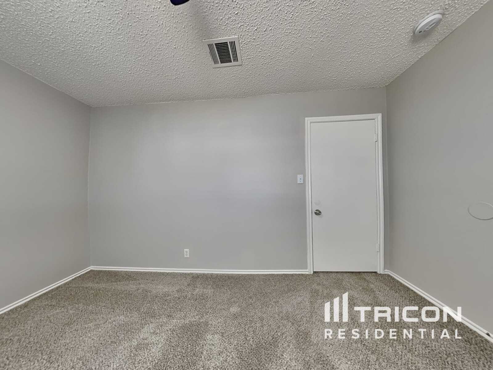Building Photo - 931 Whispering Hollow Dr