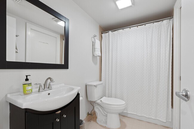 Building Photo - 2835 Polo Island Dr
