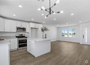Building Photo - **$200 MOVE IN SPECIAL! Newly Remodeled/Op...
