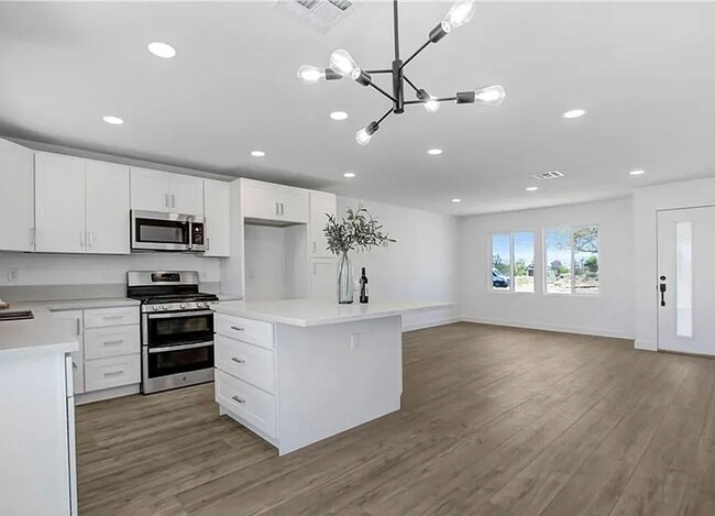 Building Photo - $200 MOVE IN SPECIAL! Newly Remodeled 3 be...