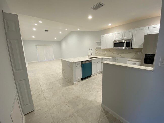 Building Photo - 9973 Three Lakes Cir