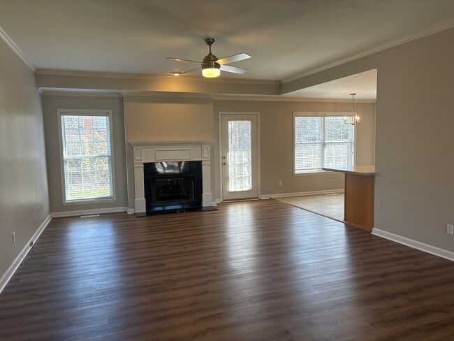 Building Photo - Spacious 3 Bedroom Home In Manchester...