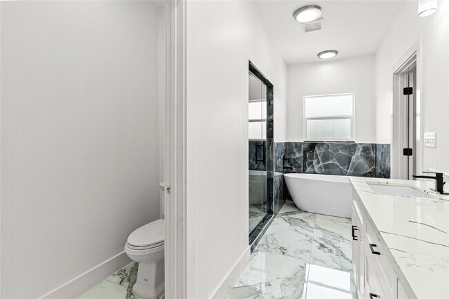 Building Photo - 2204 Hoskins Dr