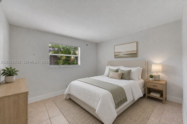 Building Photo - 810 SW 12th Pl