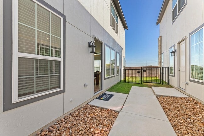 Building Photo - 903 Beebrush Ln