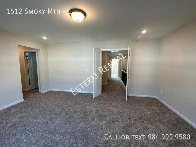 Building Photo - 1512 Smoky Mountains St