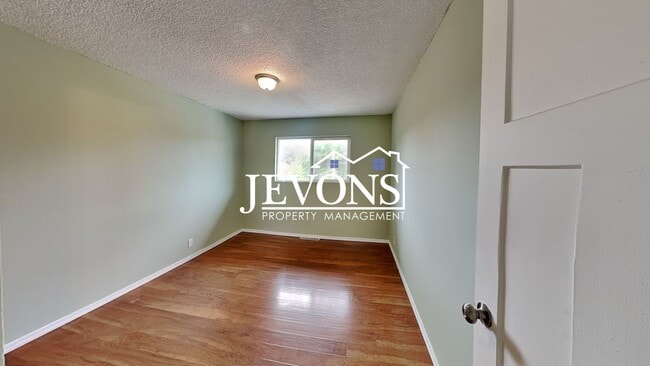 Building Photo - $1,000 Rent Credit if move-in occurs befor...