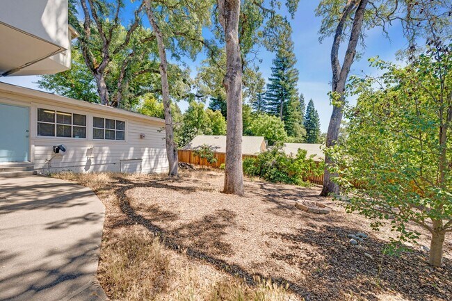 Building Photo - Private 2-Bedroom Fair Oaks Duplex with Gated Driveway & Garage!