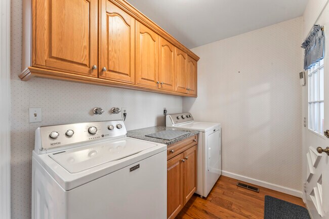 Building Photo - 23 Westview Dr