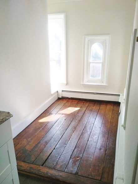 Breakfast area - 61 E Oakland Ave