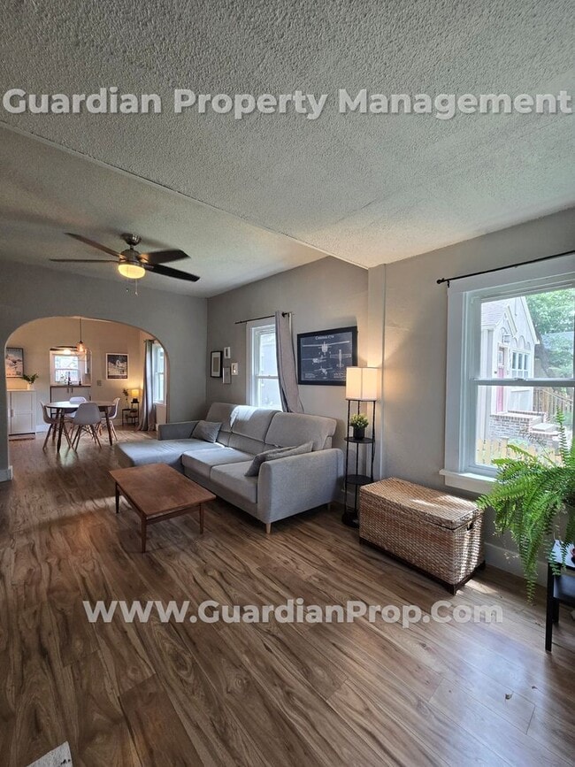 Building Photo - South Minneapolis home with living on the ...